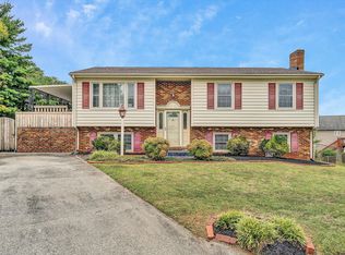 904 Charnwood Cir, Roanoke, VA 24012