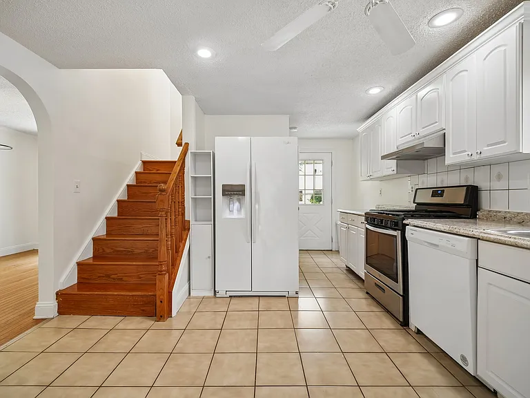 66 W Hobart Gap Rd — Photo 5
