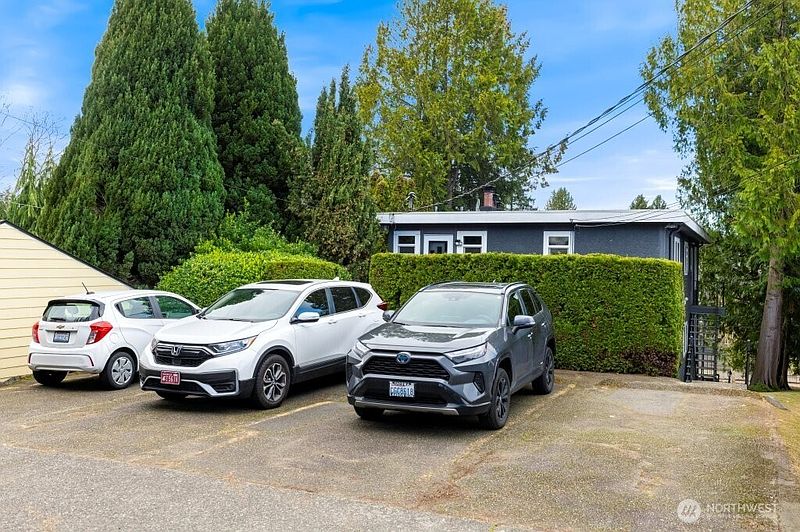4th image of 5954 Fauntleroy Way SW