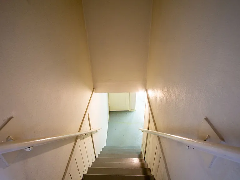 Adorable 1 Bedroom Flat by Laurelhurst Park + SE Belmont! — Photo 13