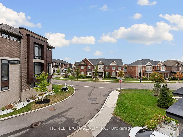 7 Holyrood Cres — Photo 31