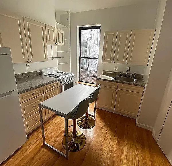 416 W 56th St #17 — Photo 2