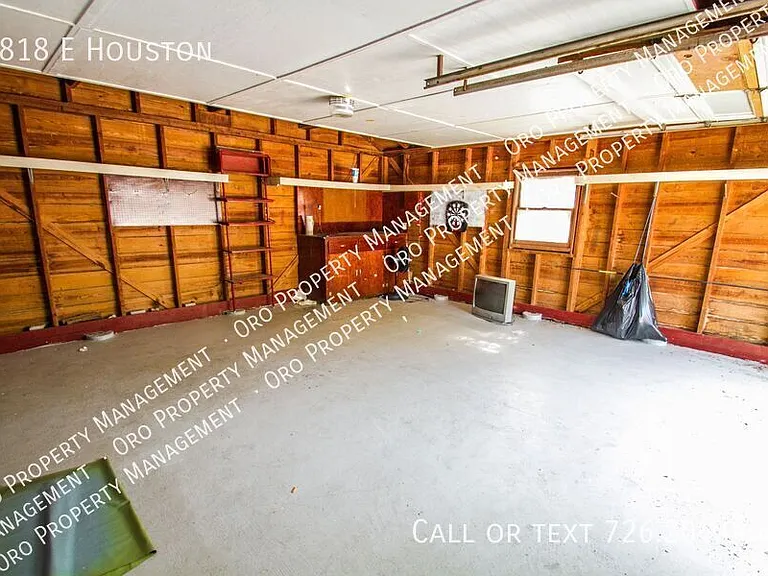 2818 E Houston St — Photo 15