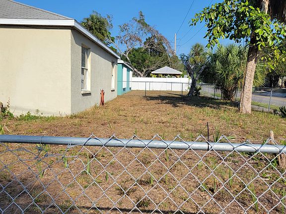3rd image of 1725 Ballard Park Dr