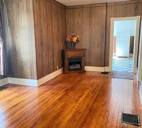 3rd image of 301 Linn St #A