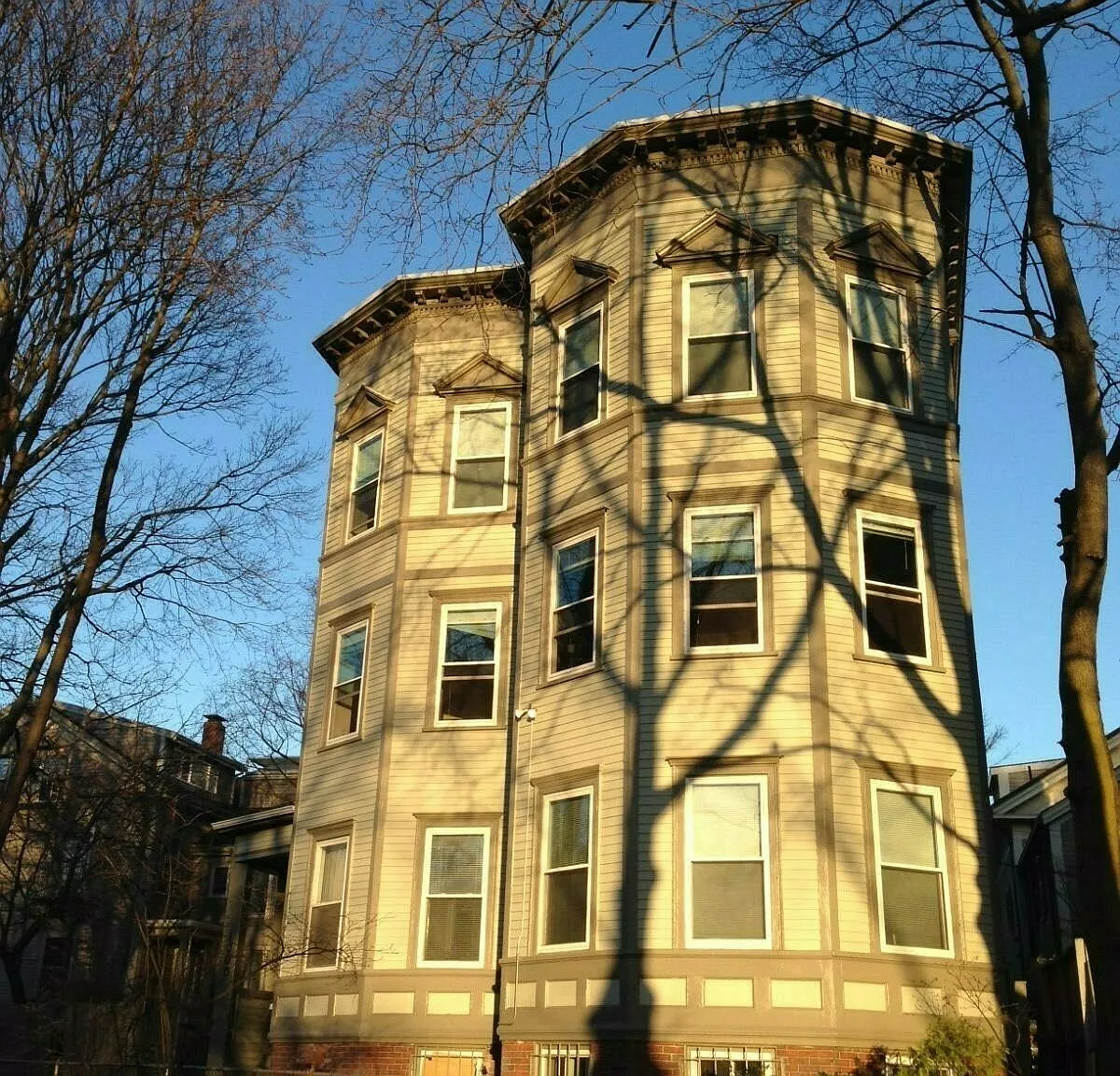 8 bed, 3.5 bath, 3100 sqft, $12,000 — Photo 4