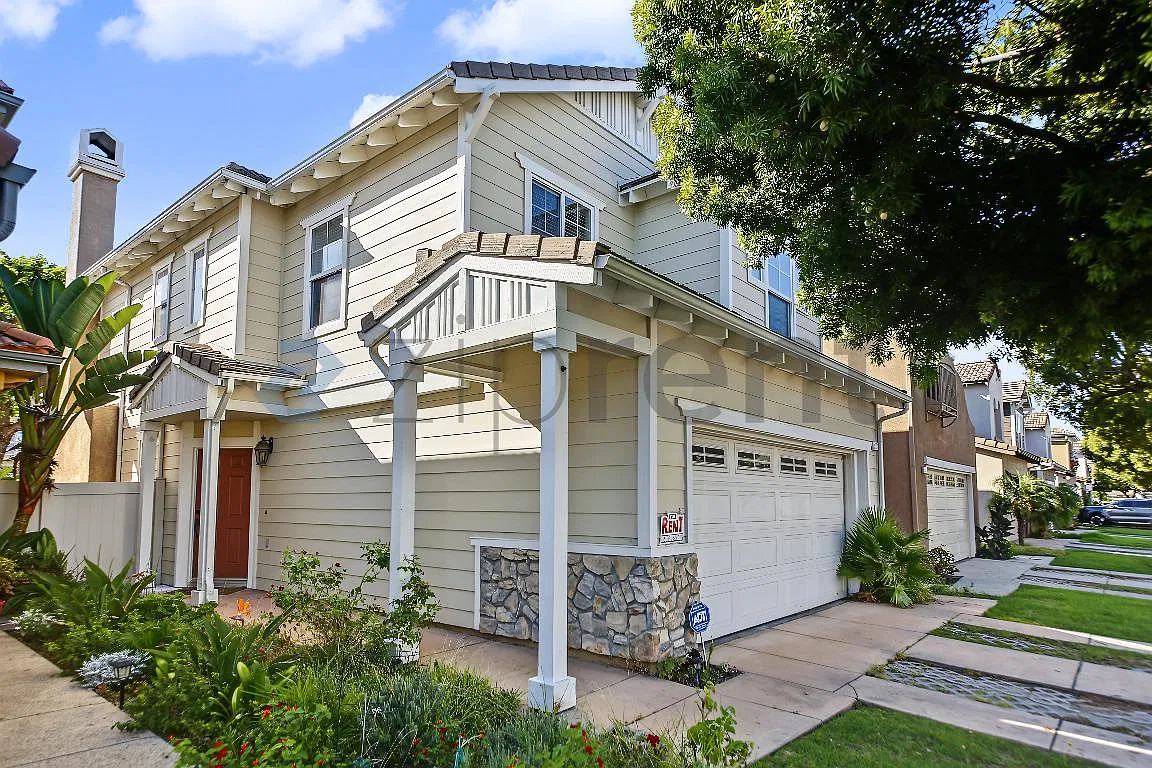 3 bed, $3,785 — Photo 2