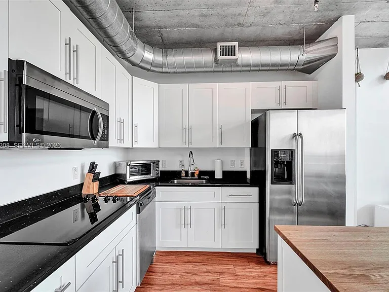 690 SW 1st Ct #Penthouse I12 — Photo 4