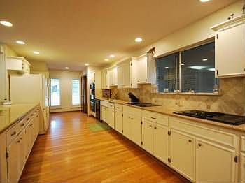 5th image of 9505 Castlewood Dr