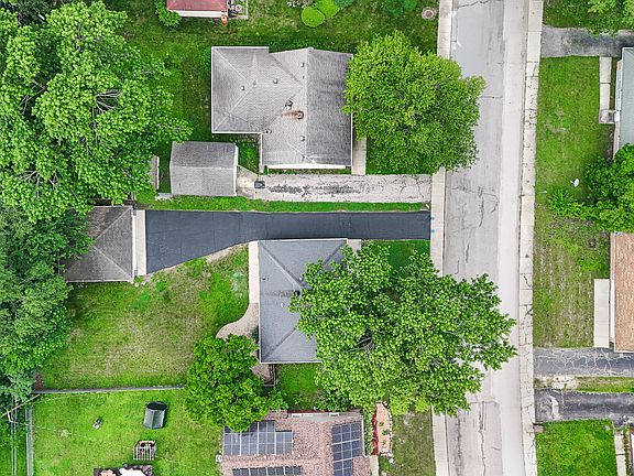 5th image of 319 Sauganash St