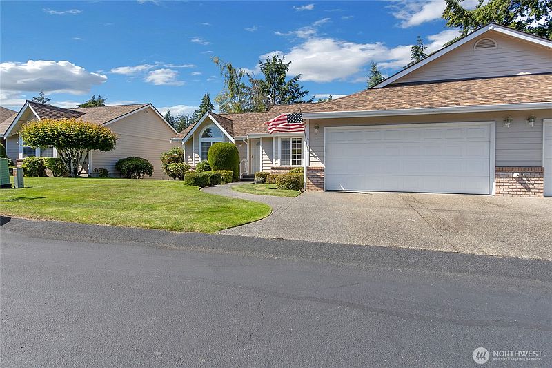 3rd image of 4 Lakewood Oaks Drive