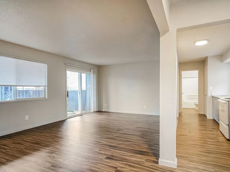 Willow Lake Apartments — Photo 14