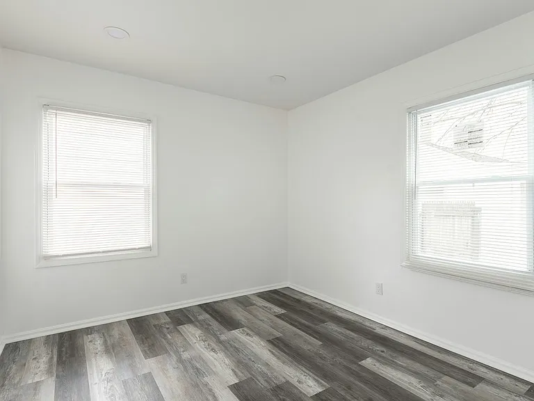 513 Henry St — Photo 12