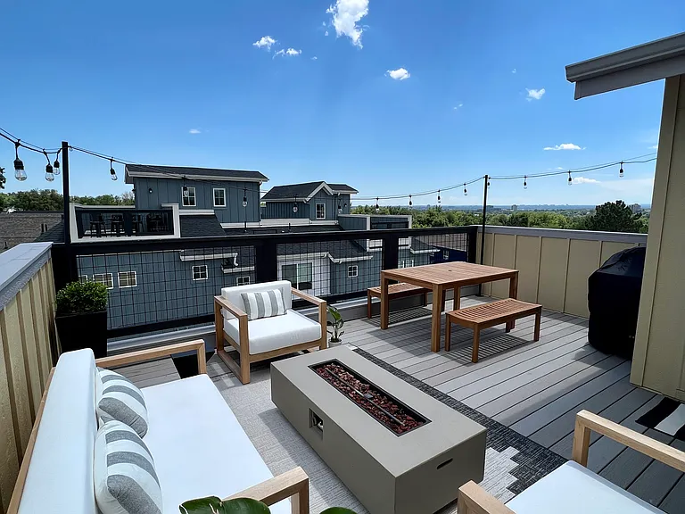Rooftop patio, 272 sq ft with mountain and city views
