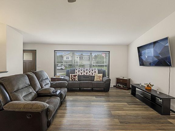 3rd image of 1115 Tamarack STREET