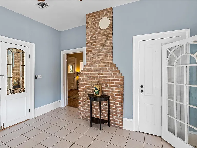 2927 Bernardo De Galvez Ave — Photo 19