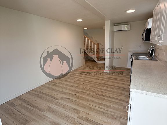 3rd image of 6925 Edith St NE #6925