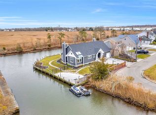 27 Canal Rd, Oakdale, NY 11769