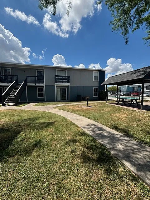 Edinburg Place Apartments — Photo 3