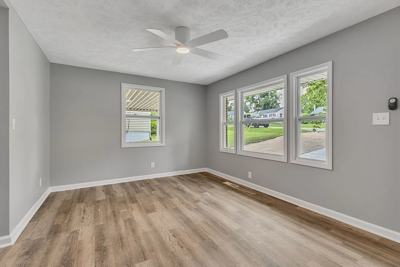 3 bed, 975 sqft, $1,975 — Photo 4