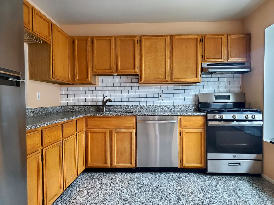 Spacious kitchen, granite tops, granite floor