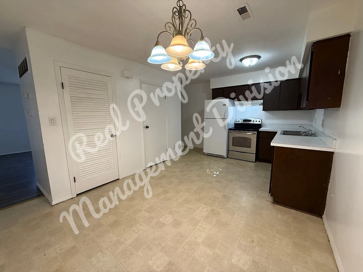 2 Bed / 1 Bath on Walnut Street Water, Trash & Landscaping Included — Photo 2