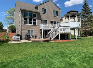 17 Village Ct, South Elgin, IL 60177