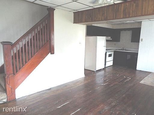 livingroom toward kitchen
