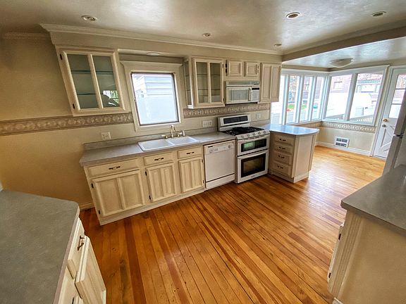 5th image of 216 University Ave