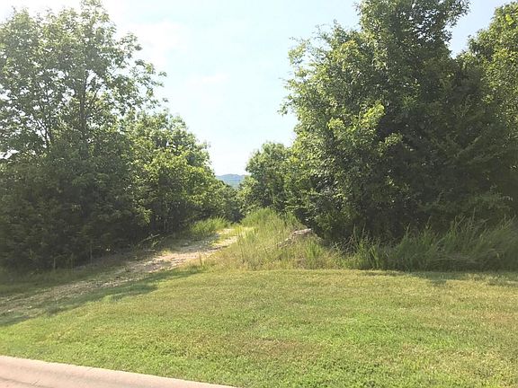 3rd image of 224 Forest Oak Dr