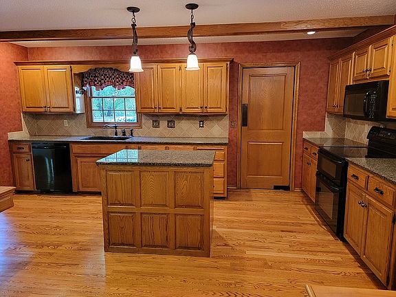 Kitchen - granite counters