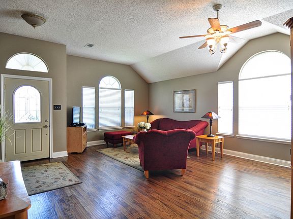 3rd image of 10816 Robincreek Ln