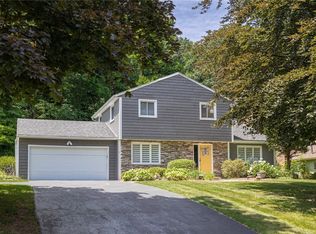 19 Chipping Rdg, Fairport, NY 14450