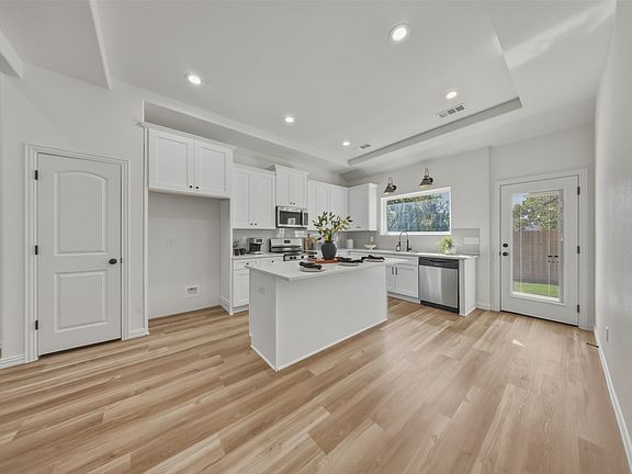 5th image of 5559 Mercedes Cir