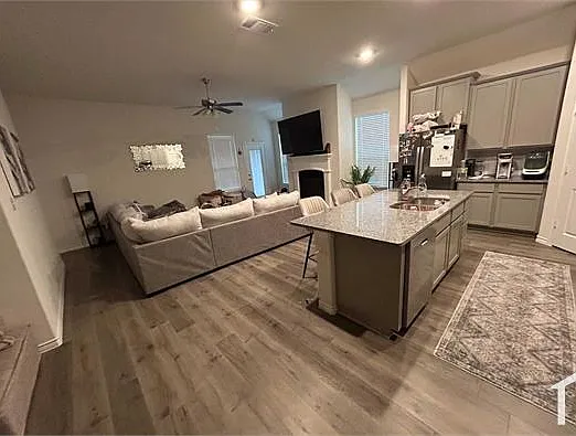 4 bed, 2075 sqft, $3,300 — Photo 3