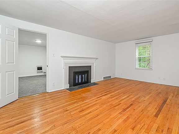 3rd image of 4466 Birchwood Ln