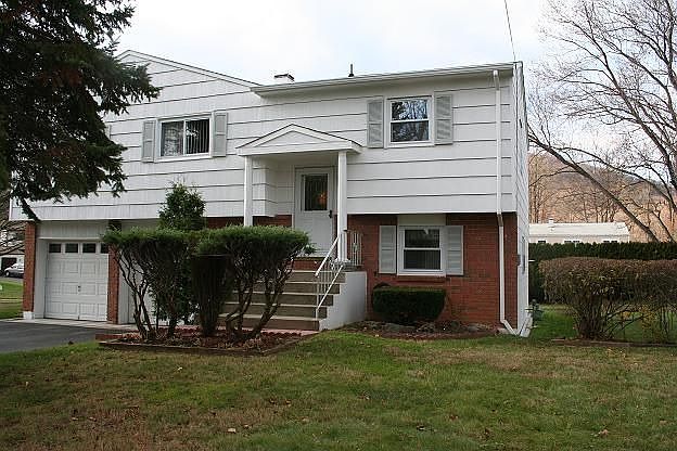 Bi level on corner lot