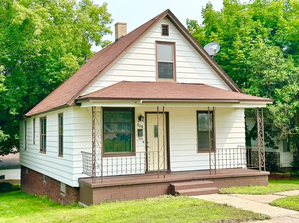 808 E D St, Iron Mountain, MI 49801