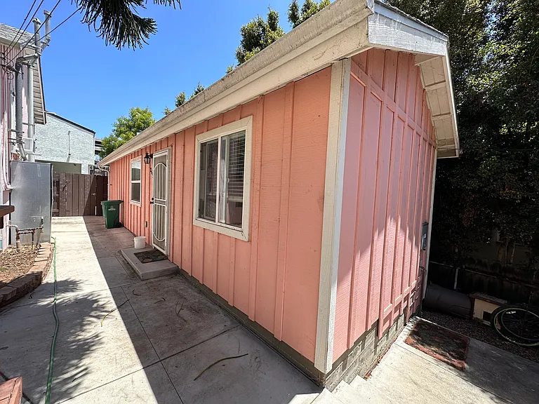 2620 Broadway — Photo 8