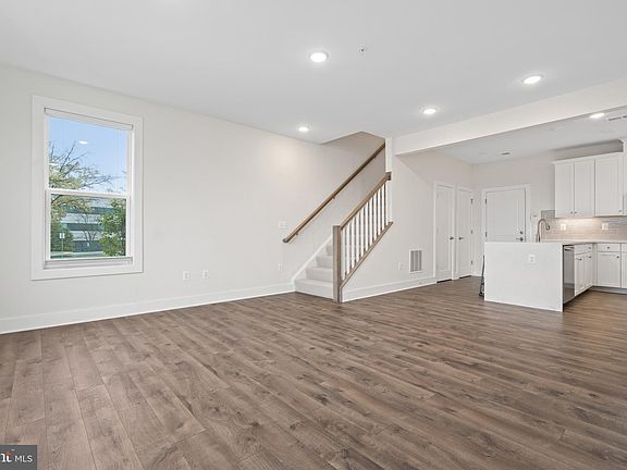 2nd image of 1 Silverway Dr Unit 1