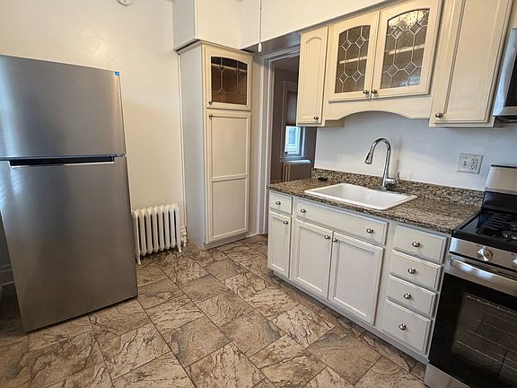 2nd image of 542 Richmond Ave #1R
