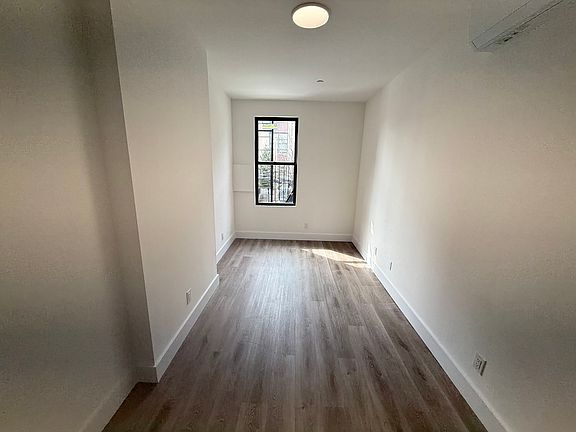 4th image of 900 Rogers Ave #2R