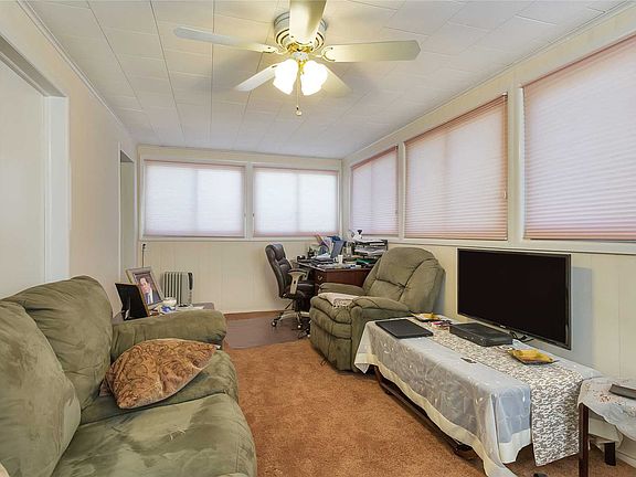 4th image of 14 Janet Dr