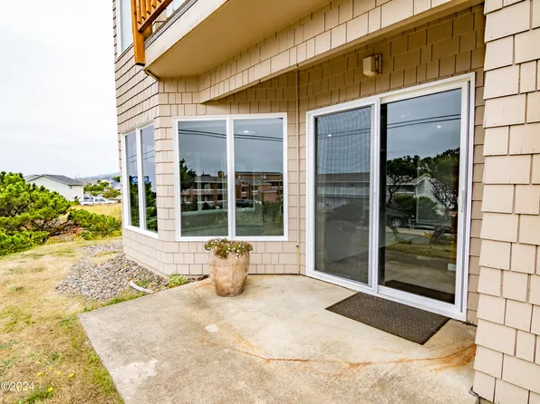 720 SW 6th St APT X, Newport, OR 97365