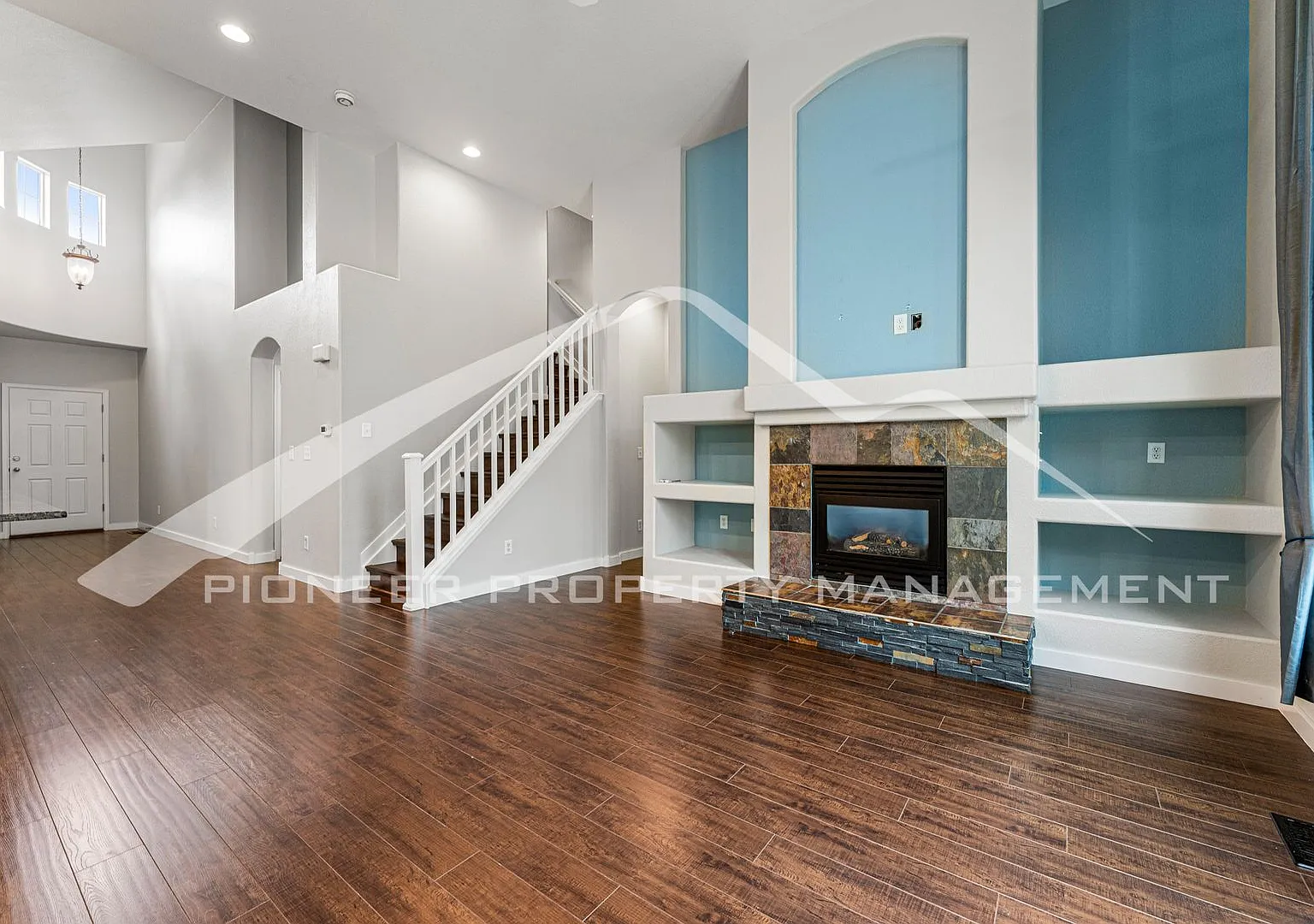 Beautiful Home with 2 Car Garage,Backyard, and Central A/C — Photo 4