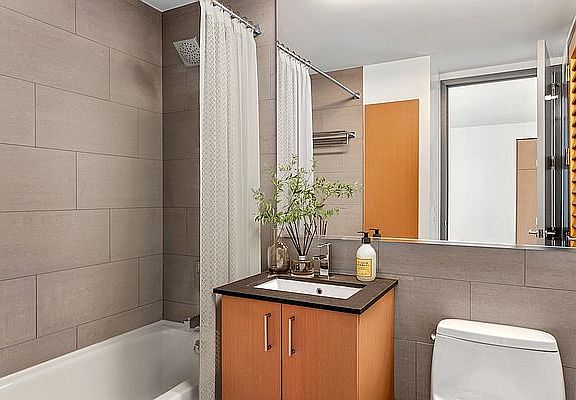 4th image of 8 Spruce St APT 10Q