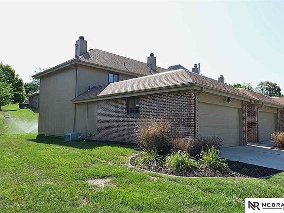 3rd image of 923 S 119th Ct