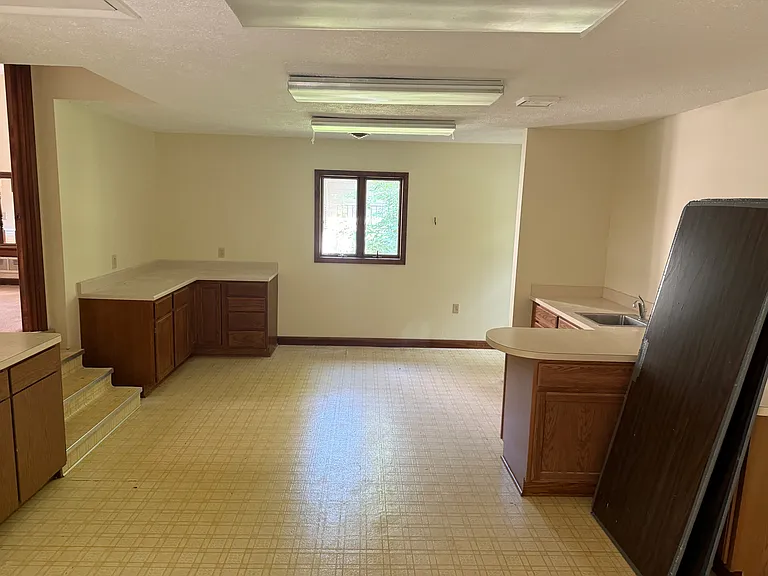 511 E Royalton Rd — Photo 8