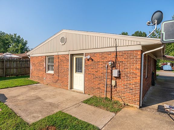 4th image of 1223 Wayside Dr E