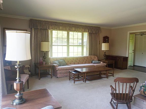 4th image of 225 Echodale Ln